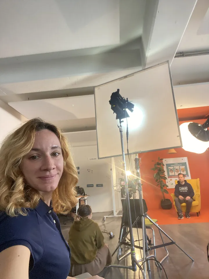 Elena Zhigalina on set at a Jimdo video shoot